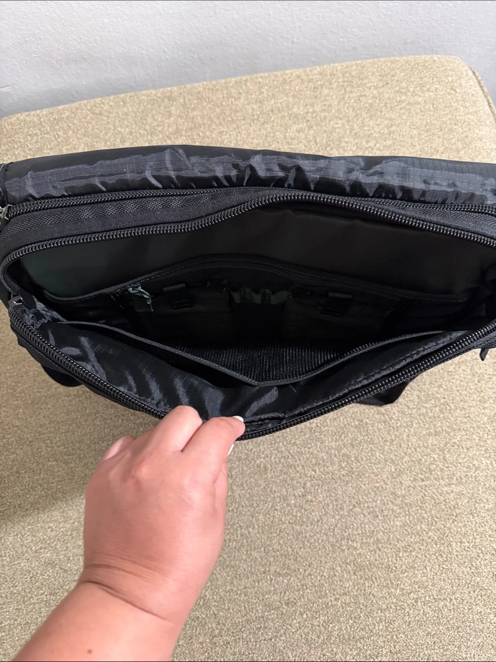 Targus Laptop Bag in Black W/ Shoulder Strap & Handle Magnetic Flaps Padded